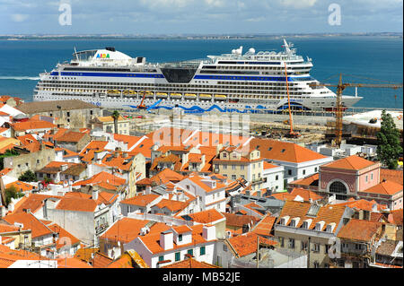 Blick vom Miradouro das Portas do Sol auf dem Fluss Tejo mit angedockten Kreuzfahrtschiff, Lissabon, Portugal Stockfoto