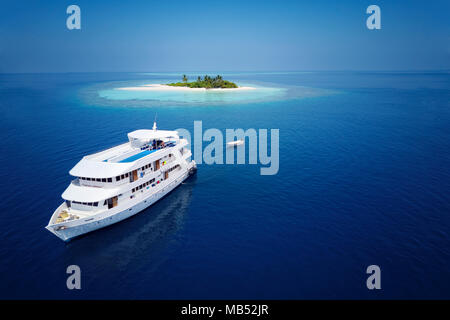 Diving Safari Schiff MS Keana aus einer unbewohnten Palm Island, Ari Atoll, Malediven, Indischer Ozean Stockfoto