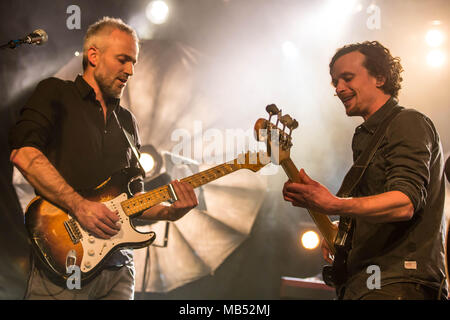 Gregi Heini, Gitarrist und Andi Schnellmann, Bassist der Schweizer Sänger und Songschreiber Lukas Linder alias Henrik Belden mit Stockfoto