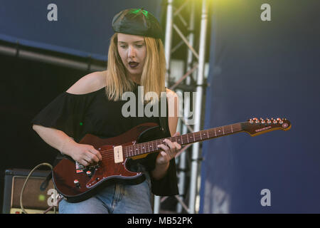 Die deutsche Band mit Sängerin Andreya Gurr Casablanca und Gitarrist Laura Le Jenkins live bei der 25 Blue Balls Festival in Stockfoto