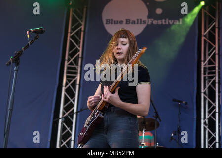 Die deutsche Band mit Sängerin Andreya Gurr Casablanca und Gitarrist Laura Le Jenkins live bei der 25 Blue Balls Festival in Stockfoto