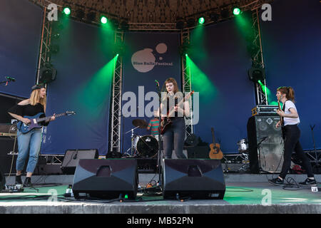 Die deutsche Band mit Sängerin Andreya Gurr Casablanca und Gitarrist Laura Le Jenkins live bei der 25 Blue Balls Festival in Stockfoto