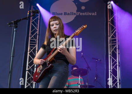 Die deutsche Band mit Sängerin Andreya Gurr Casablanca und Gitarrist Laura Le Jenkins live bei der 25 Blue Balls Festival in Stockfoto