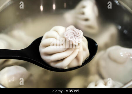 Traditionelle georgische khinkali sind in einem Kochtopf auf dem Herd gekocht. Lecker Abendessen. Stockfoto