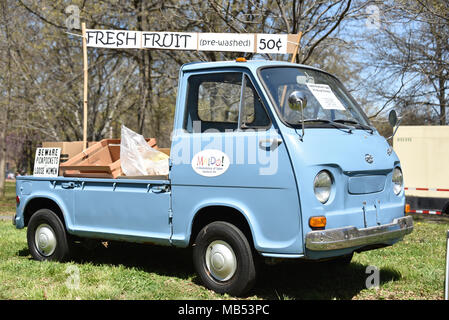 Wieder Blau 60er Subaru Gebrauchte frisches Obst auf grünem Gras mit Werbeschildern geparkt zu verkaufen Stockfoto