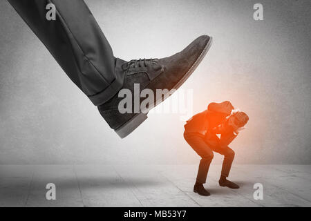 Großen formellen Schuh unten junge kleine Marktteilnehmer Mann Stockfoto