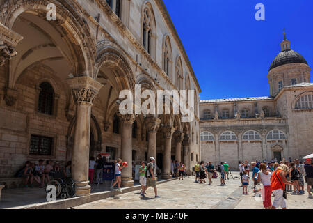 Ulica Pred Dvorom, einem zentralen Platz in der Altstadt von Dubrovnik, mit der Rektorenpalast und die Kuppel der Kathedrale Stockfoto