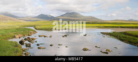 Panoramablick auf die Landschaft der South Uist Hügel (beinn Mhor, Hecla und Corrodale) und die howmore River von Howmore genommen Stockfoto