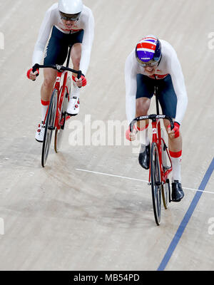 Englands Oliver Wood (rechts) und Christopher Latham in der Männer 15 km Scratch Race Finale bei den Anna Meares Velodrom bei Tag drei der Commonwealth Games 2018 in der Gold Coast, Australien. Stockfoto