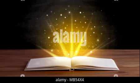 Gelbe Leuchten und Funkeln aus einem offenen Buch Stockfoto