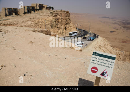 Warnung Namensschild an Mitzpe Ramon Beobachtungspunkt in der Wüste Negev. Im Süden Israels. Stockfoto