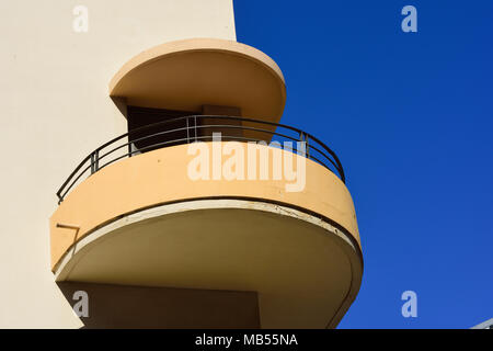 Balkon eines Gebäudes im Bauhaus-stil in Tel Aviv gebaut. Israel. Stockfoto