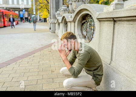 Betont man betet zu Gott und der Hoffnung auf bessere Zeiten zu kommen Stockfoto
