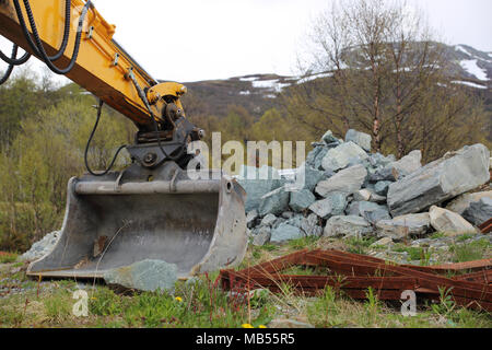 Bagger schaufel Steine bewegen sich in Bergen close-up Stockfoto