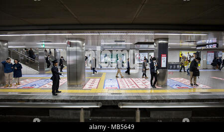 Osaka, Japan - 7. April 2018: Unbekannter Menschen warten auf die U-Bahn am Midosuji Namba Station Stockfoto