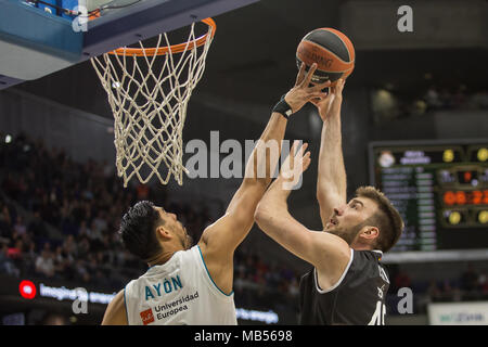 Madrid, Spanien. 06 Apr, 2018. Dejan Musli (R) während Real Madrid Sieg über Brose Bamberg (106 - 86) bei der Turkish Airlines Euroleague regular season Spiel (Runde 30) feierten an Wizink Zentrum in Madrid (Spanien). 8. April 2018. Credit: Juan Carlos García Mate/Pacific Press/Alamy leben Nachrichten Stockfoto