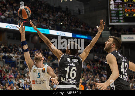 Madrid, Spanien. 06 Apr, 2018. Rudy Fernández (L) während Real Madrid Sieg über Brose Bamberg (106 - 86) bei der Turkish Airlines Euroleague regular season Spiel (Runde 30) feierten an Wizink Zentrum in Madrid (Spanien). 8. April 2018. Credit: Juan Carlos García Mate/Pacific Press/Alamy leben Nachrichten Stockfoto