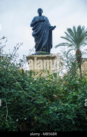 Bronzestatue von Seneca dem Jüngeren zwischen Jasmine Garden, römische Stoiker Philosophen. Cordoba, Spanien Stockfoto