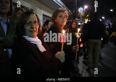 Athen, Griechenland. 06 Apr, 2018. Hunderte von griechischen orthodoxen Gläubigen nehmen an der Prozession der Epitaph, das Teil der Griechisch-orthodoxen Ostern während der Karfreitag. Menschen mit Kerzen und sangen Hymnen solemny Spaziergang durch Athen. Credit: George Panagakis/Pacific Press/Alamy leben Nachrichten Stockfoto