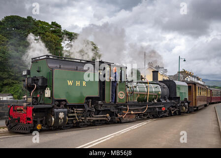 Ex-SAR-Klasse NGG 16 Garratt Loco in Porthmadog Hafen in Gwynedd North Wales auf der Welsh Highland Railway anreisen. Dies war die letzte Lokomotive buil Stockfoto