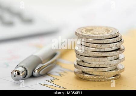 Gestapelte Euromünzen und -rechner Handauflegen Financial Business Plan Stockfoto