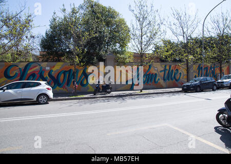 Rom, Italien. 07 Apr, 2018. Entlang der Außenwand des Spallanzani Krankenhaus eine Art "Hall of Fame" der großen Ärzte und Wissenschaftler, die im Auftrag der 80. Jahrestag der Struktur zu feiern. Credit: Matteo Nardone/Pacific Press/Alamy leben Nachrichten Stockfoto