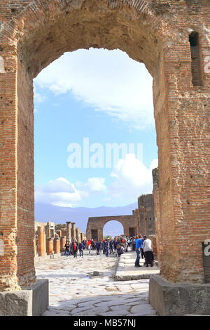 Besucher in Pompeji, eine große archäologische Stätte (antike Ruinen) in der süditalienischen Region Kampanien, in der Nähe der Küste der Bucht von Neapel. Stockfoto