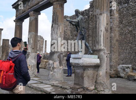 Besucher in Pompeji, eine große archäologische Stätte (antike Ruinen) in der süditalienischen Region Kampanien, in der Nähe der Küste der Bucht von Neapel. Stockfoto