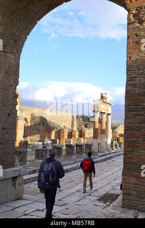 Besucher in Pompeji, eine große archäologische Stätte (antike Ruinen) in der süditalienischen Region Kampanien, in der Nähe der Küste der Bucht von Neapel. Stockfoto