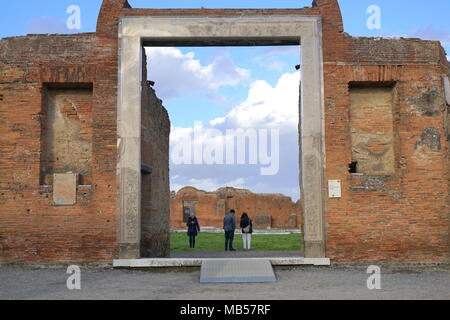 Besucher in Pompeji, eine große archäologische Stätte (antike Ruinen) in der süditalienischen Region Kampanien, in der Nähe der Küste der Bucht von Neapel. Stockfoto