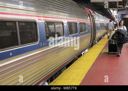 Amtrak Bahnhof Plattform in der Pennsylvania Station, New York, USA Stockfoto