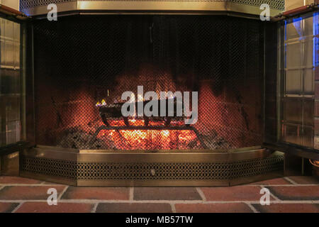 Feuer im Kamin, Wohnhaus, USA Stockfoto