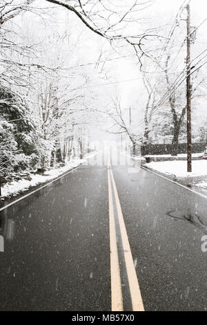 Zweispurigen Straße in Neu-England Schneesturm, USA Stockfoto