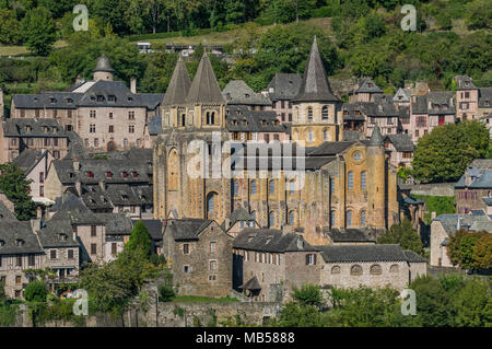 Ansicht des Heiligen Glaubens Abteikirche in Conques, Aveyron, Frankreich Stockfoto