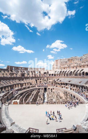 Rom, Italien. 16. Mai 2017: Touristen, Colosseum ein ovales Amphitheater im Zentrum der Stadt Rom. Es ist die berühmteste Sehenswürdigkeit gebaut von Konz Stockfoto