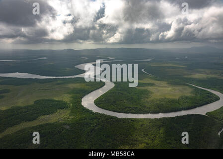 Eine Luftaufnahme der Lockhart River Wicklung seine Weise über Far North Queensland, Australien Stockfoto