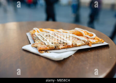 Köstliche italienische Pizza serviert auf Holztisch. Stockfoto