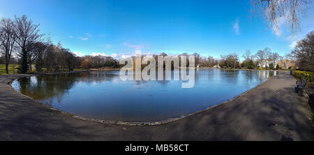 Panoramablick auf semi-gefrorenen Teich bei Versteigerungen Park in Newcastle, UK auf einen frühen Frühling sonnigen, aber kalten Tagen Stockfoto