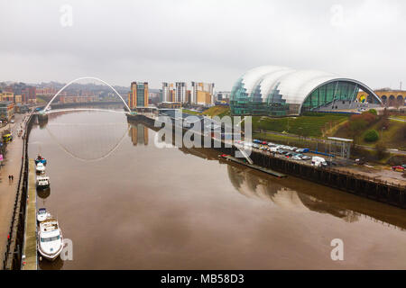 Newcastle Quayside mit Salbei, Gateshead Millenium Bridge und Boote in Aussicht an einem bewölkten Tag Stockfoto