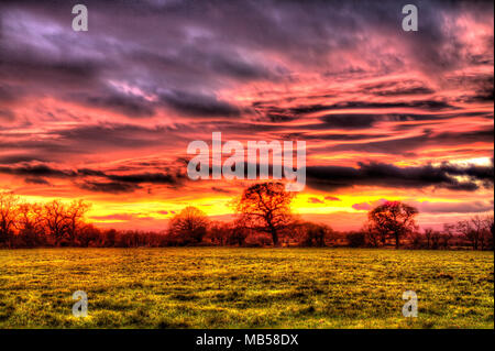 Dorf von Coddington, England. Künstlerische Sonnenuntergang Blick über die Grenzen der ländlichen Cheshire und North Wales. Stockfoto