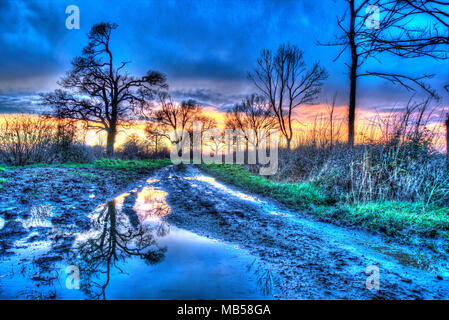 Dorf von Coddington, England. Künstlerische Sonnenuntergang über einem Reitweg in ländlichen Cheshire. Stockfoto