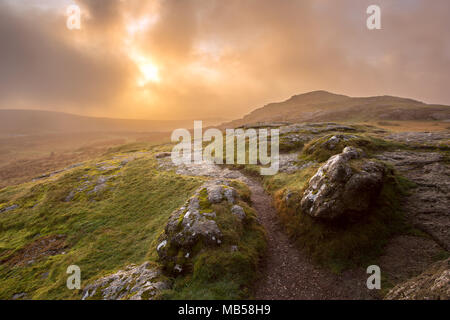 Dramatischer Sonnenaufgang am Sattel tor Nationalpark Dartmoor Devon, Großbritannien Stockfoto