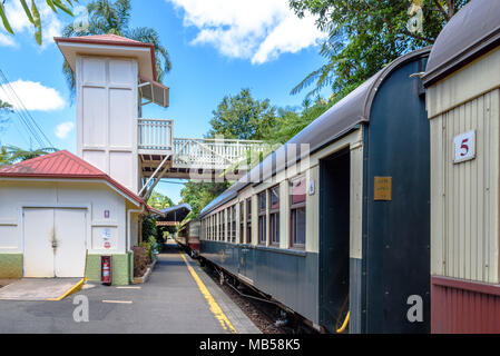 Die in Kuranda Kuranda Scenic Railway Station geparkt Stockfoto