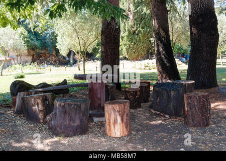 Serbische alte traditionelle Hausgarten mit improvisierter Tisch und Stühlen Stockfoto