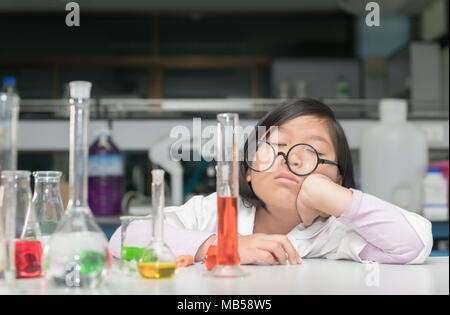 Cute Chemie Studenten schlafen nach Wissenschaft Experiment mit Ausrüstung und warten Reaktion nach Mischung chemische Labors, die die Arbeit der Forscher Stockfoto