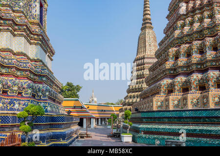 Auffällig und farbenfrohe Gebäude umgeben den Tempel in den Grand Palace in Bangkok Thailand Stockfoto
