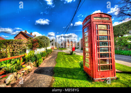 Dorf Barton, England. Künstlerische Sicht auf den malerischen Cheshire Dorf Barton, mit einer unbenutzten K 6 rote Telefonzelle im Vordergrund. Stockfoto