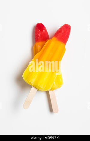 Rocket geformte Eis am Stiel auf einem weißen Hintergrund. Stockfoto