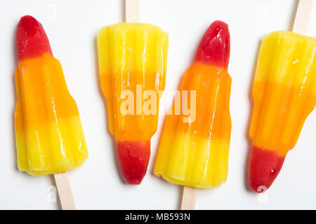 Rocket geformte Eis am Stiel auf einem weißen Hintergrund. Stockfoto