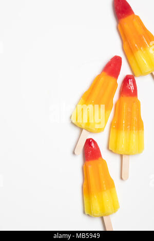 Rocket geformte Eis am Stiel auf einem weißen Hintergrund. Stockfoto